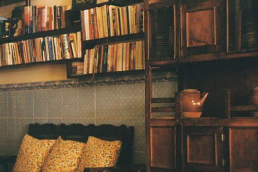 Termoaktywne wnętrza 2025: meble i ściany z materiałami zmiennofazowymi (PCM) i gliną aktywną — ciche ogrzewanie, chłodzenie i magazyn ciepła w domu