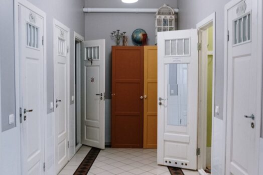 Szafa, która sama osusza i odświeża ubrania: pasywna mikrowentylacja z żelem krzemionkowym regenerowanym ciepłem routera