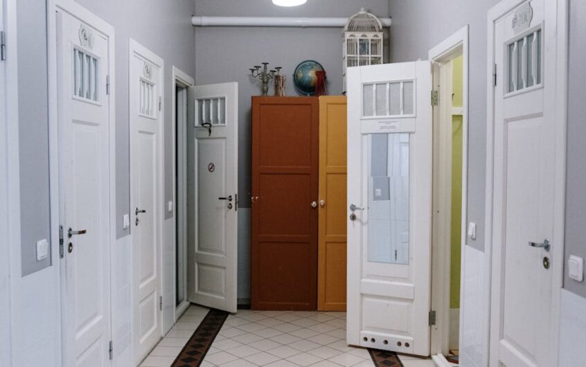 Szafa, która sama osusza i odświeża ubrania: pasywna mikrowentylacja z żelem krzemionkowym regenerowanym ciepłem routera