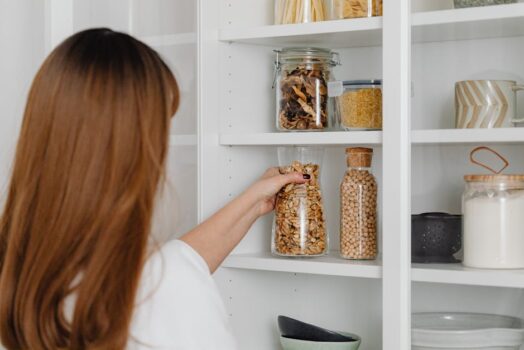 Pasywna szafka chłodząca z gliny i PCM: spiżarnia bez prądu 2.0 do nowoczesnej kuchni