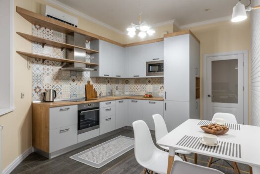 Szynoprzewód 48 V w domu: jeden tor, który zasila światło, meble i dodatki (SELV, modularnie, bez kabli na wierzchu)