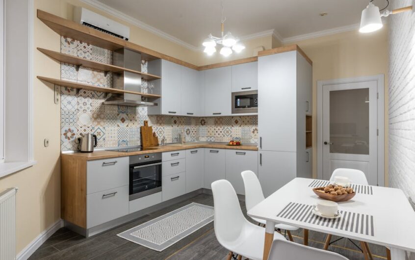 Szynoprzewód 48 V w domu: jeden tor, który zasila światło, meble i dodatki (SELV, modularnie, bez kabli na wierzchu)