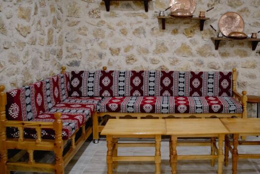 Meble cieplne z gliny: kapilarne ściany i siedziska, które grzeją zimą i chłodzą latem