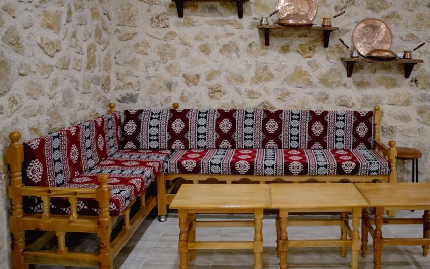 Meble cieplne z gliny: kapilarne ściany i siedziska, które grzeją zimą i chłodzą latem