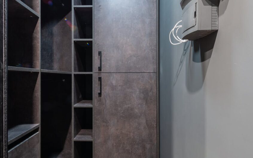 Szafa antyzapachowa 2.0: pasywna filtracja powietrza w przedpokoju dzięki biocharowi, zeolitowi i wełnie – bez prądu i bez hałasu