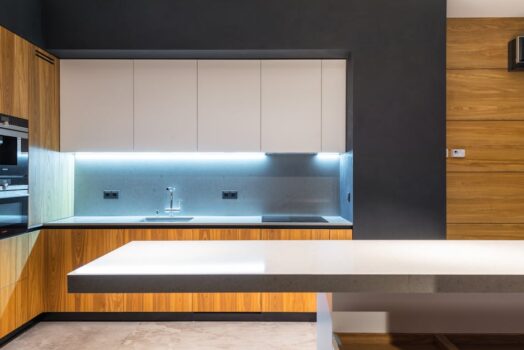 Meble i ściany z ukrytym magazynem ciepła: panele PCM, które chłodzą latem i dogrzewają zimą (DIY + case study)