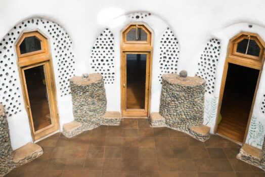 Chłodne mieszkanie bez klimatyzacji: ściany akumulacyjne z gliny i PCM (materiałów zmiennofazowych)