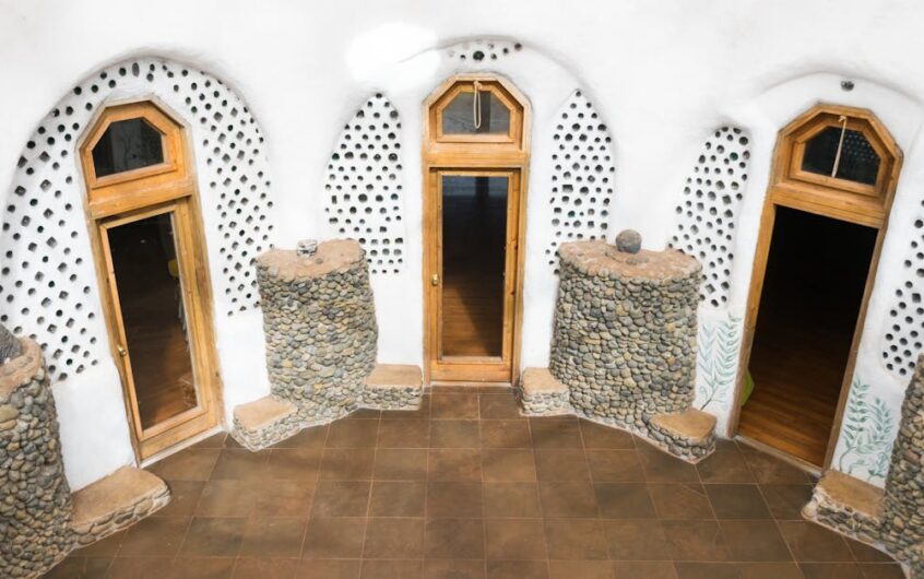 Chłodne mieszkanie bez klimatyzacji: ściany akumulacyjne z gliny i PCM (materiałów zmiennofazowych)