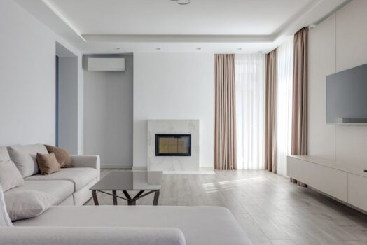 Zasłony i pufy z materiałami PCM: cicha, pasywna „klimatyzacja” w salonie i sypialni