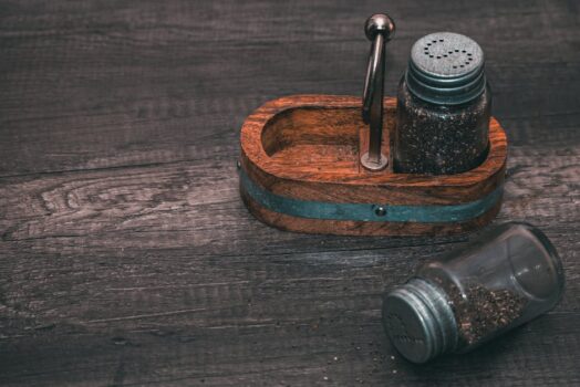 Stół‑akumulator ciepła (PCM): mebel, który stabilizuje temperaturę, ładuje bezprzewodowo i dba o rytm dobowy światłem