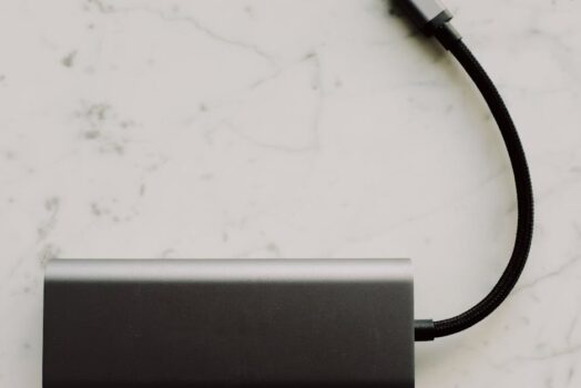 Listwa przypodłogowa 24 V DC: ukryta magistrala zasilania i danych dla modułowych mebli oraz oświetlenia