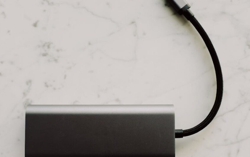 Listwa przypodłogowa 24 V DC: ukryta magistrala zasilania i danych dla modułowych mebli oraz oświetlenia