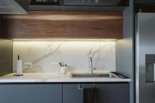 48 V DC w meblach i listwach przypodłogowych: magnetyczne oświetlenie bez kabli w zasięgu DIY