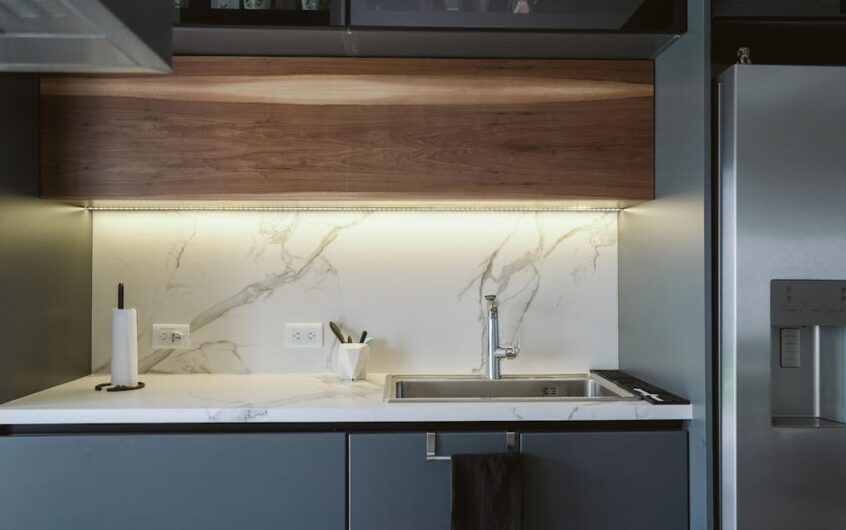 48 V DC w meblach i listwach przypodłogowych: magnetyczne oświetlenie bez kabli w zasięgu DIY