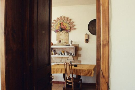 Dom z żywych materiałów: algi, grzybnia i PCM w meblach oraz wykończeniach, które oczyszczają powietrze i stabilizują temperaturę