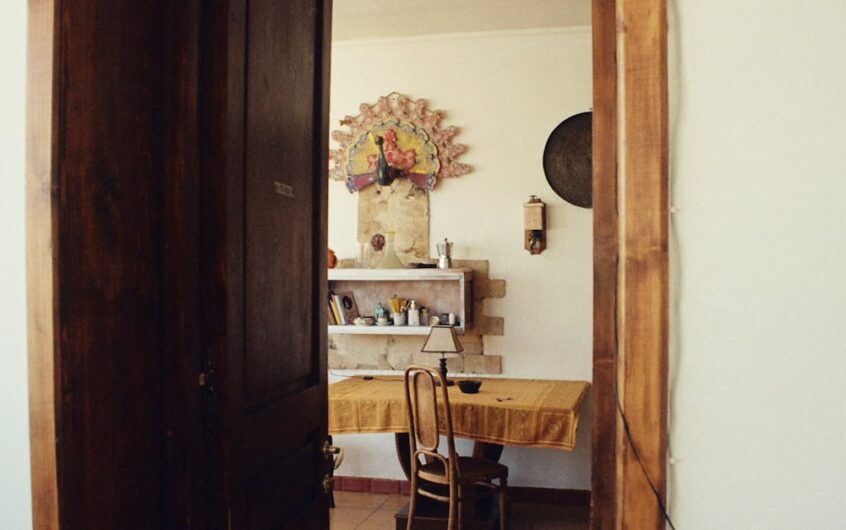 Dom z żywych materiałów: algi, grzybnia i PCM w meblach oraz wykończeniach, które oczyszczają powietrze i stabilizują temperaturę