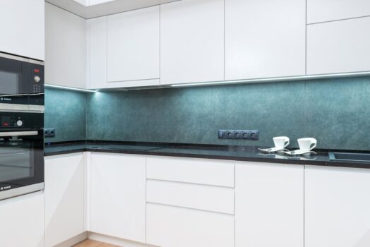 Listwy, które zasilają dom: 24 V DC w listwach przypodłogowych i sufitowych – modularny szynoprzewód dla oświetlenia, akcesoriów i Smart Home