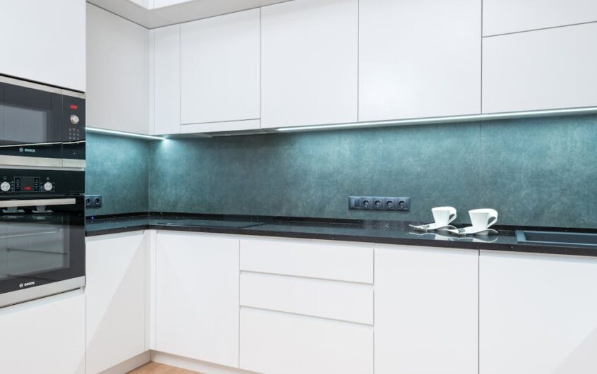 Listwy, które zasilają dom: 24 V DC w listwach przypodłogowych i sufitowych – modularny szynoprzewód dla oświetlenia, akcesoriów i Smart Home