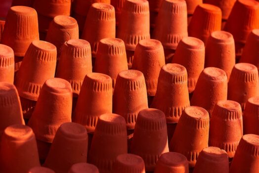 Meble higrotermiczne z gliny i biowęgla: ciche systemy, które nawilżają, osuszają i uspokajają dom