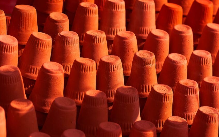 Meble higrotermiczne z gliny i biowęgla: ciche systemy, które nawilżają, osuszają i uspokajają dom