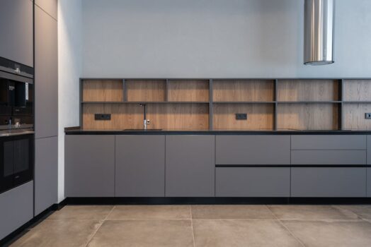 Meble, które chłodzą i grzeją: ukryte magazyny energii PCM w mieszkaniu bez klimatyzacji (DIY, 24 V DC)